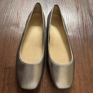 NEW Vionic Silver Women's Flats
